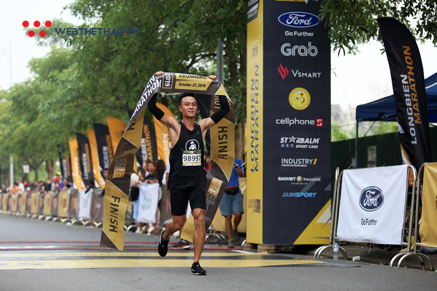 Đáng yêu khoảnh khắc “cựu vương” căng dây đích đón tân vô địch Longbien Marathon 2019 Đáng yêu khoảnh khắc “cựu vương” căng dây đích đón tân vô địch Longbien Marathon 2019